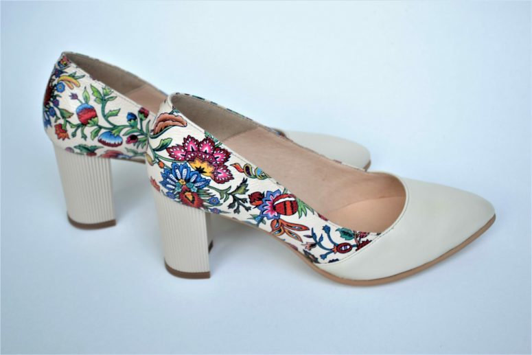 Pantofi bej din piele naturala cu imprimeu floral
