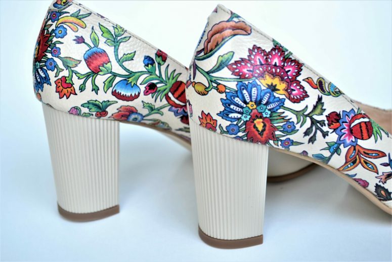Pantofi bej din piele naturala cu imprimeu floral
