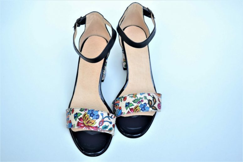 Pantofi bleumarin din piele naturala cu imprimeu floral