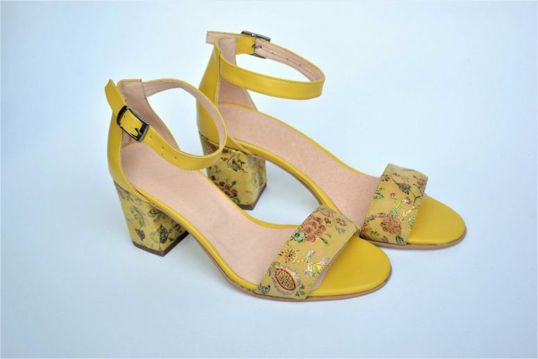 Sandale galbene din piele naturala cu imprimeu floral