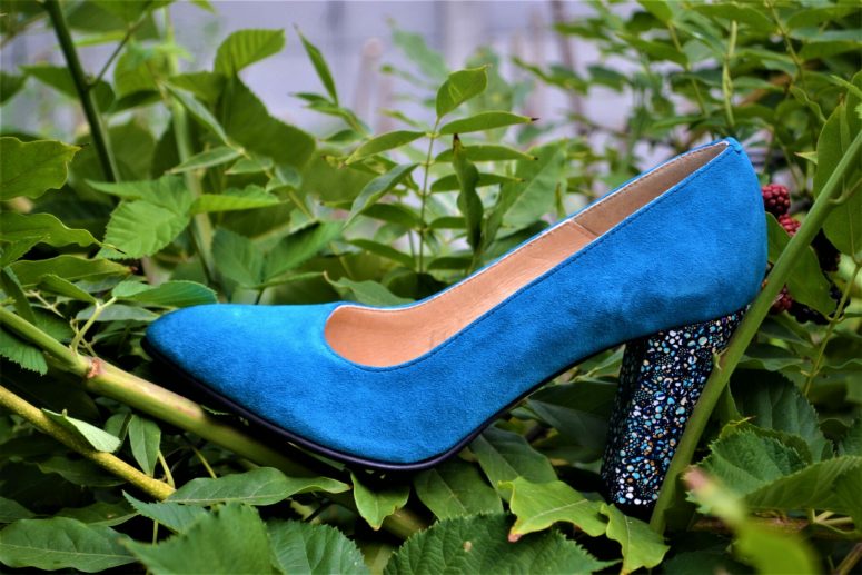 Pantofi albastri din piele naturala catifelata cu toc deosebit