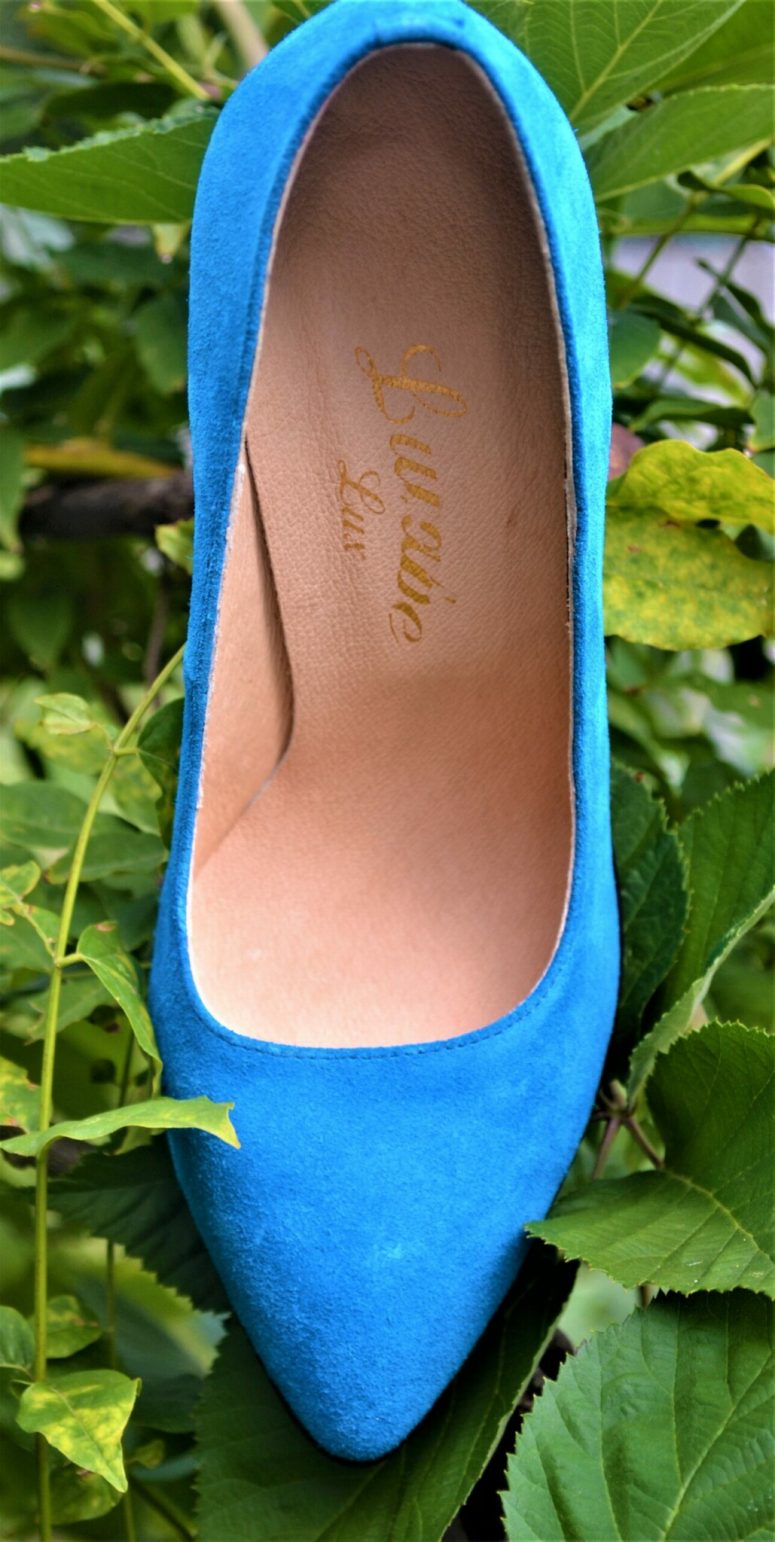Pantofi albastri din piele naturala catifelata cu toc deosebit