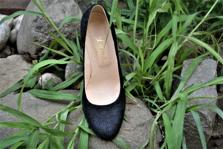 Pantofi negri din piele naturala cu picatele